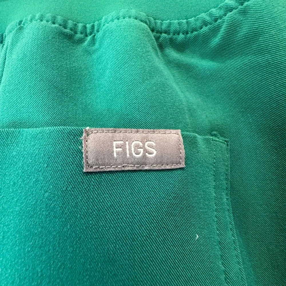 Figs Indocyanine Green Scrub Set- Medium Petite ๐ - Picture 6 of 14